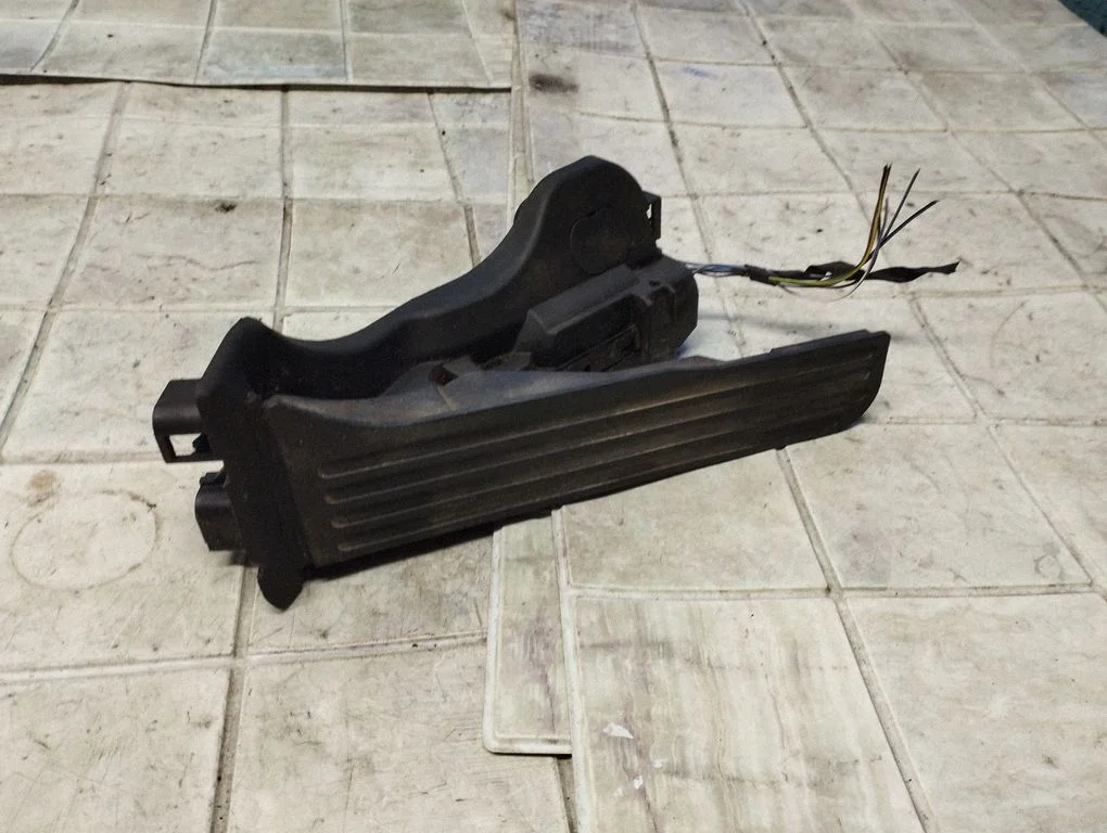 Accelerator throttle pedal – Volkswagen Passat B6 (2005-2010)