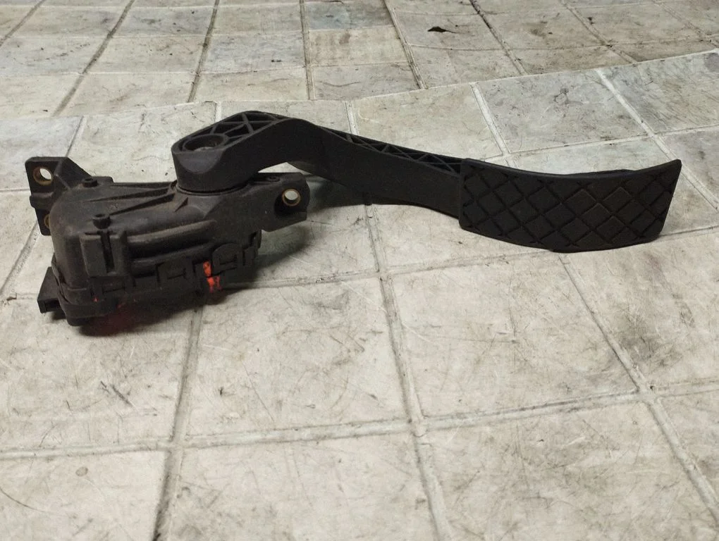 Accelerator throttle pedal