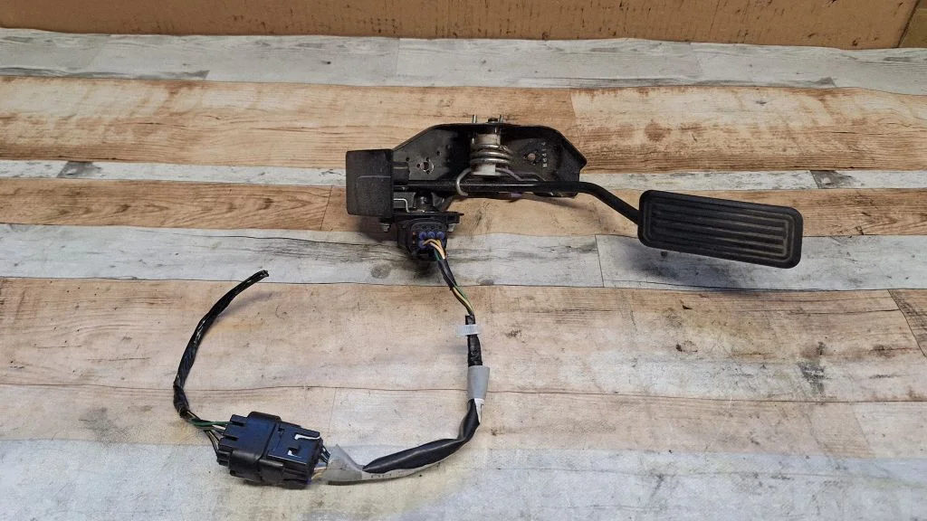 Accelerator throttle pedal 822230F040C