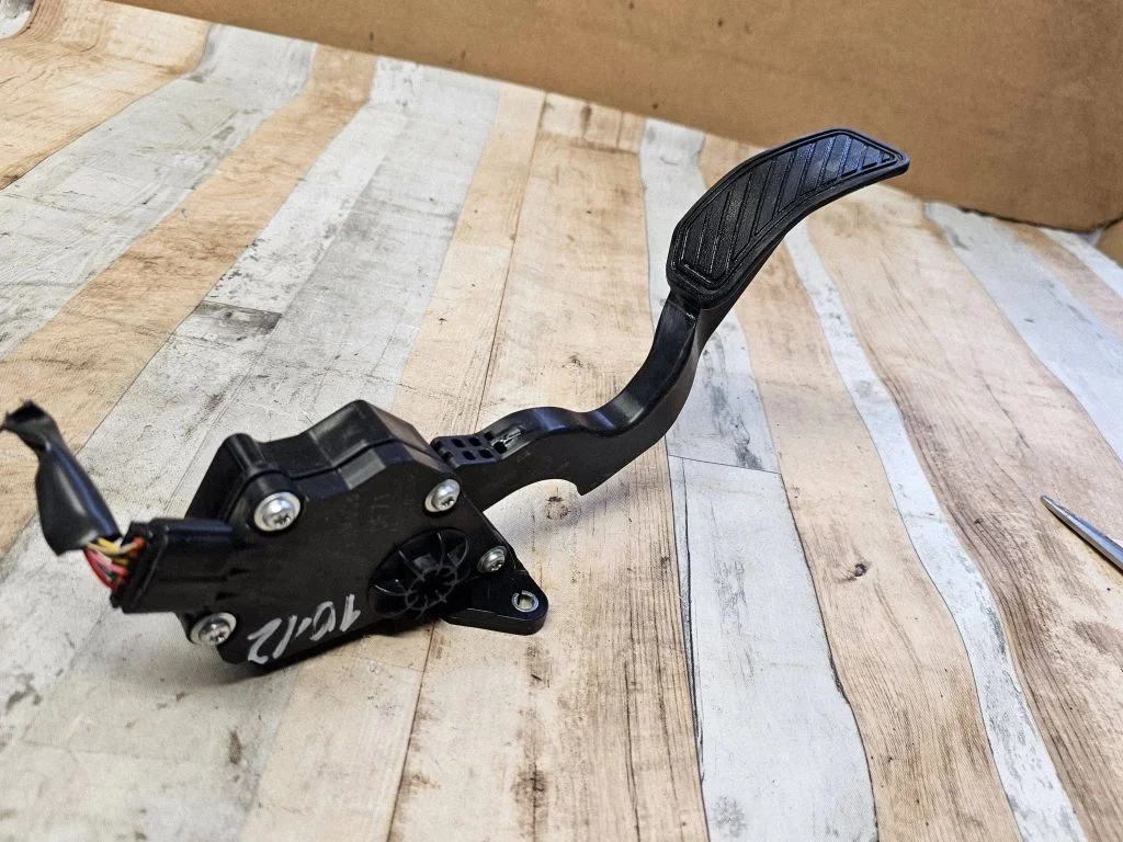 Accelerator throttle pedal K42387410