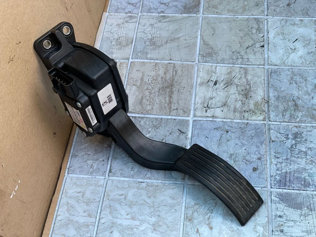 Accelerator throttle pedal 327262B900