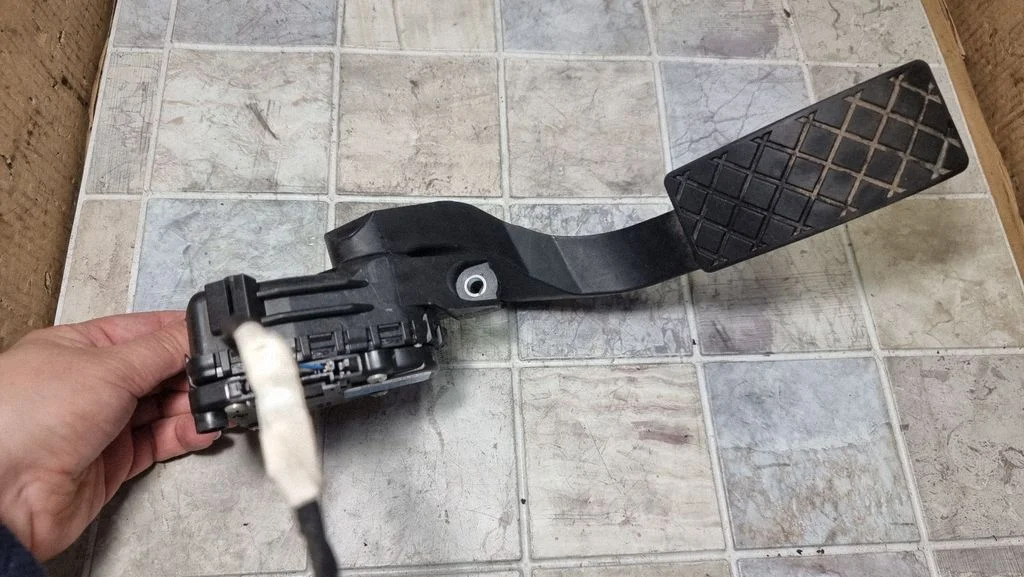 Accelerator throttle pedal 8D1723523M