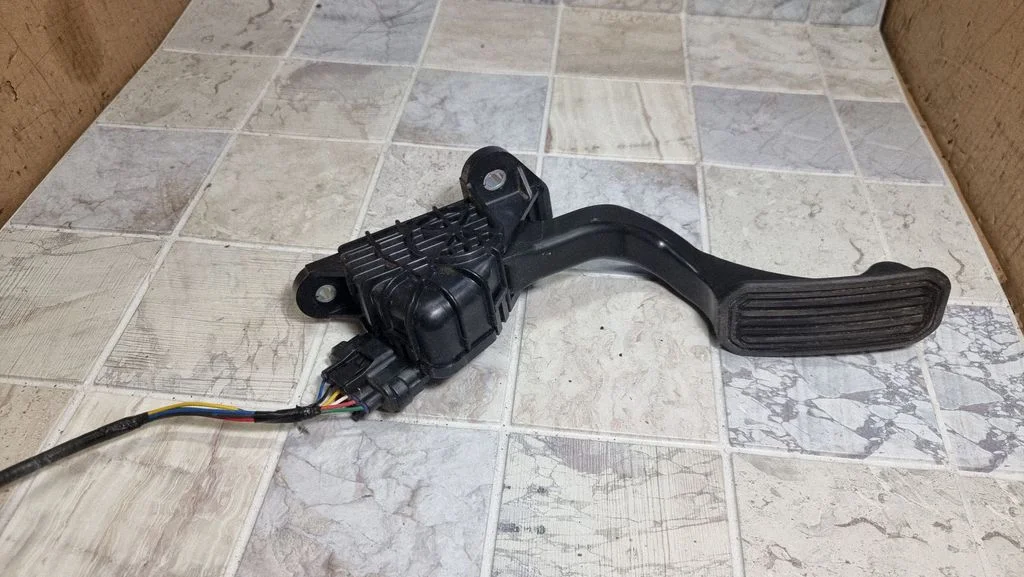Accelerator throttle pedal 7812047050