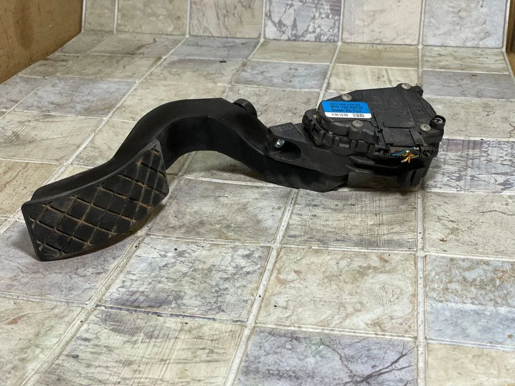 Accelerator throttle pedal 8D1723523N