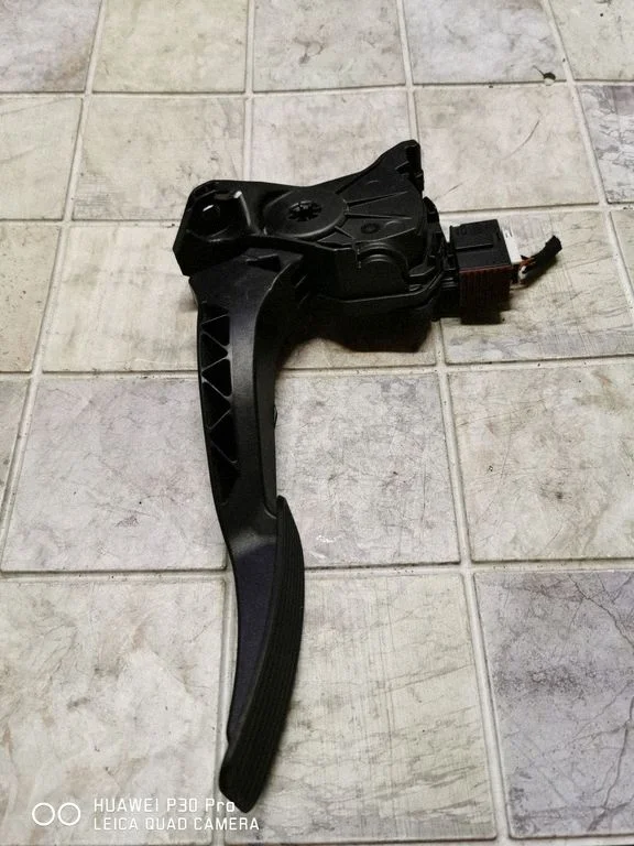 Accelerator throttle pedal – Opel Insignia A (2008-2017)