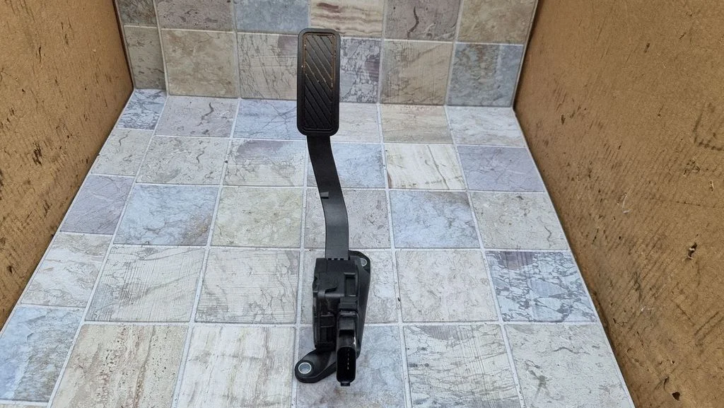 Gaasipedaal 8V219F836AB
