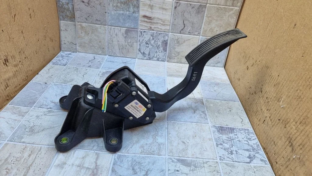 Accelerator throttle pedal 327263K100