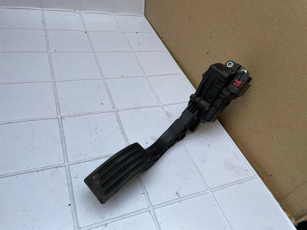Gaasipedaal 4M519F836AH
