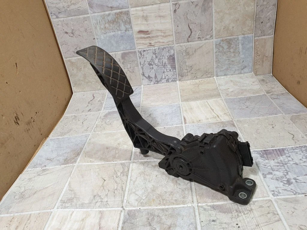 Accelerator throttle pedal