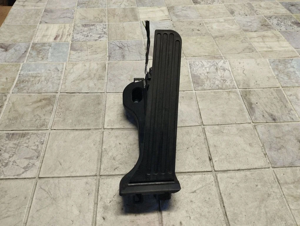 Accelerator throttle pedal 1K1721503L