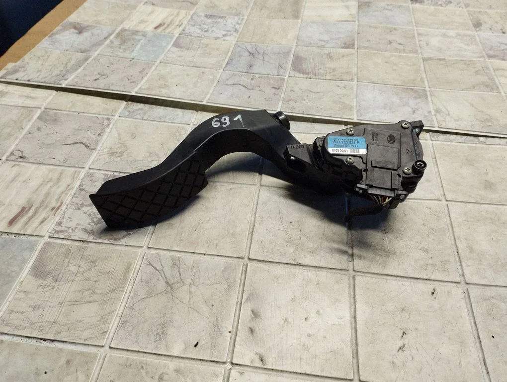 Accelerator throttle pedal 8D1723523F