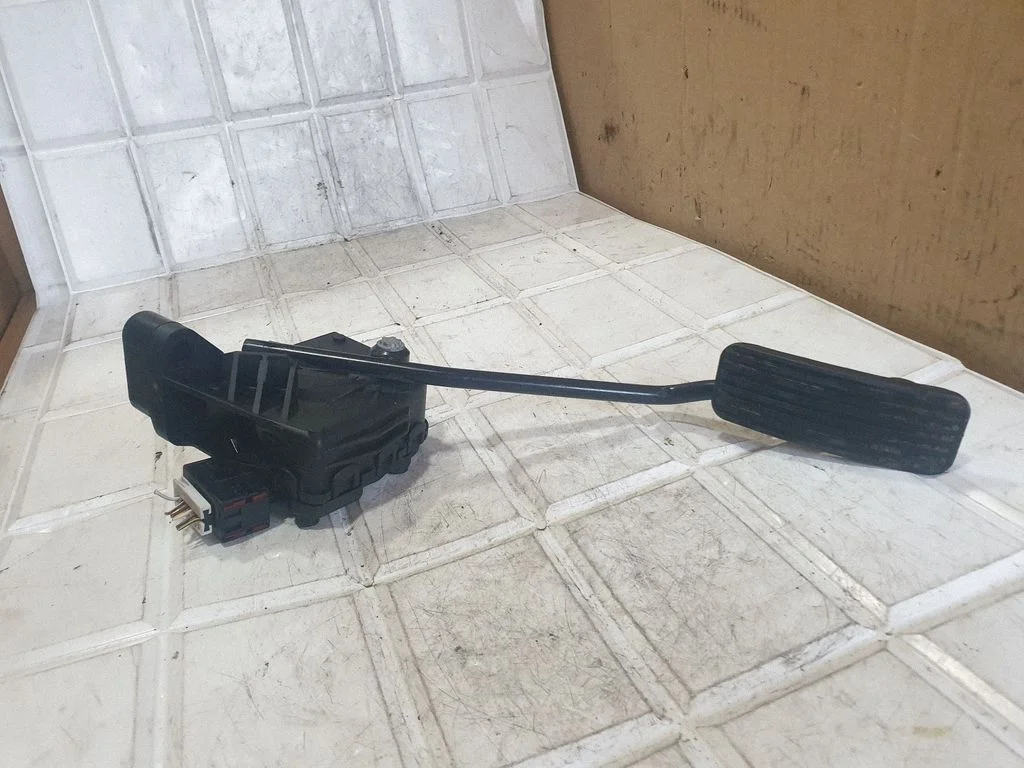 Accelerator throttle pedal 9202343
