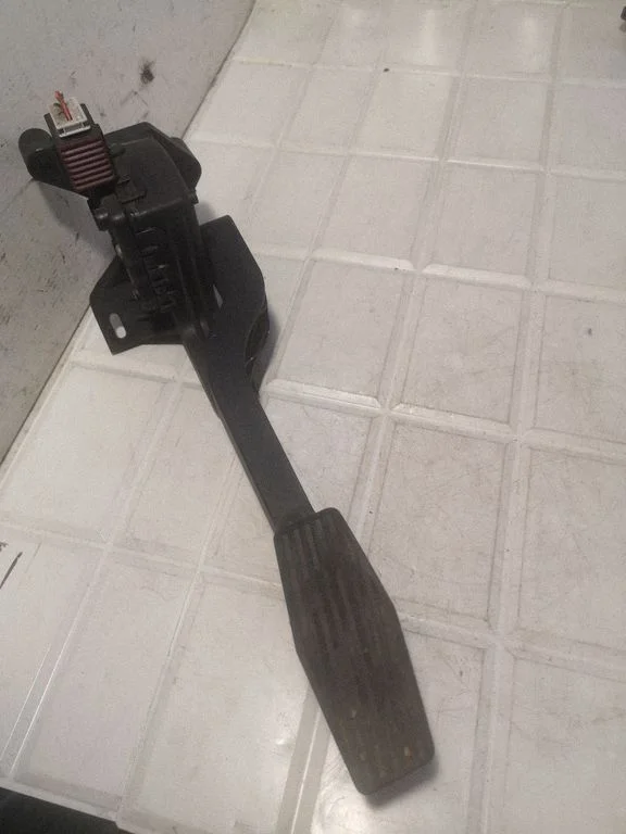 Accelerator throttle pedal – Opel Corsa C (2000-2006)