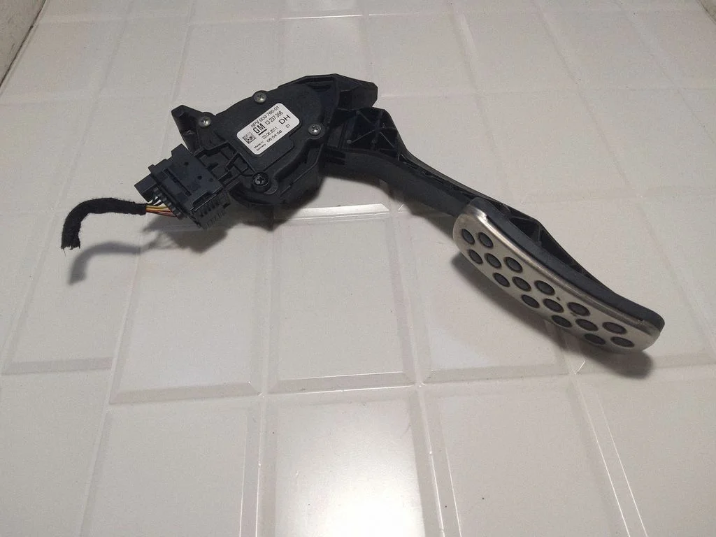 Accelerator throttle pedal – Opel Insignia A (2008-2017)