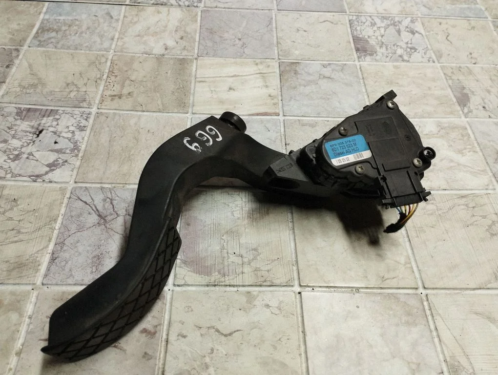 Accelerator throttle pedal 8D1723523M