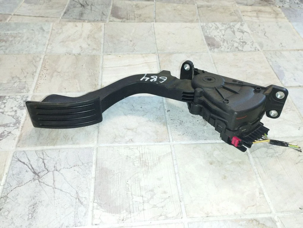 Gaasipedaal 4M519F836AH