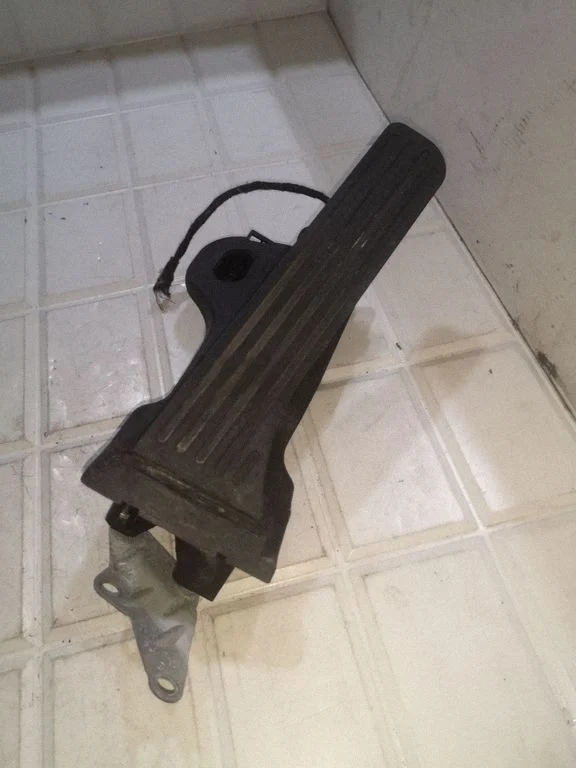 Accelerator throttle pedal – Volkswagen Touran I (2003-2010)