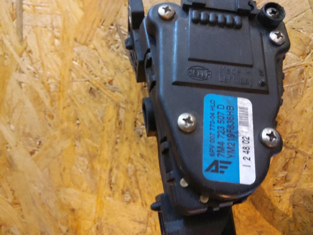 Accelerator throttle pedal 7M4723507D