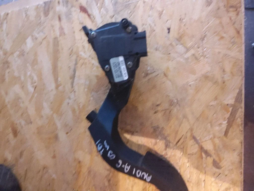 Accelerator throttle pedal 8D1721523F