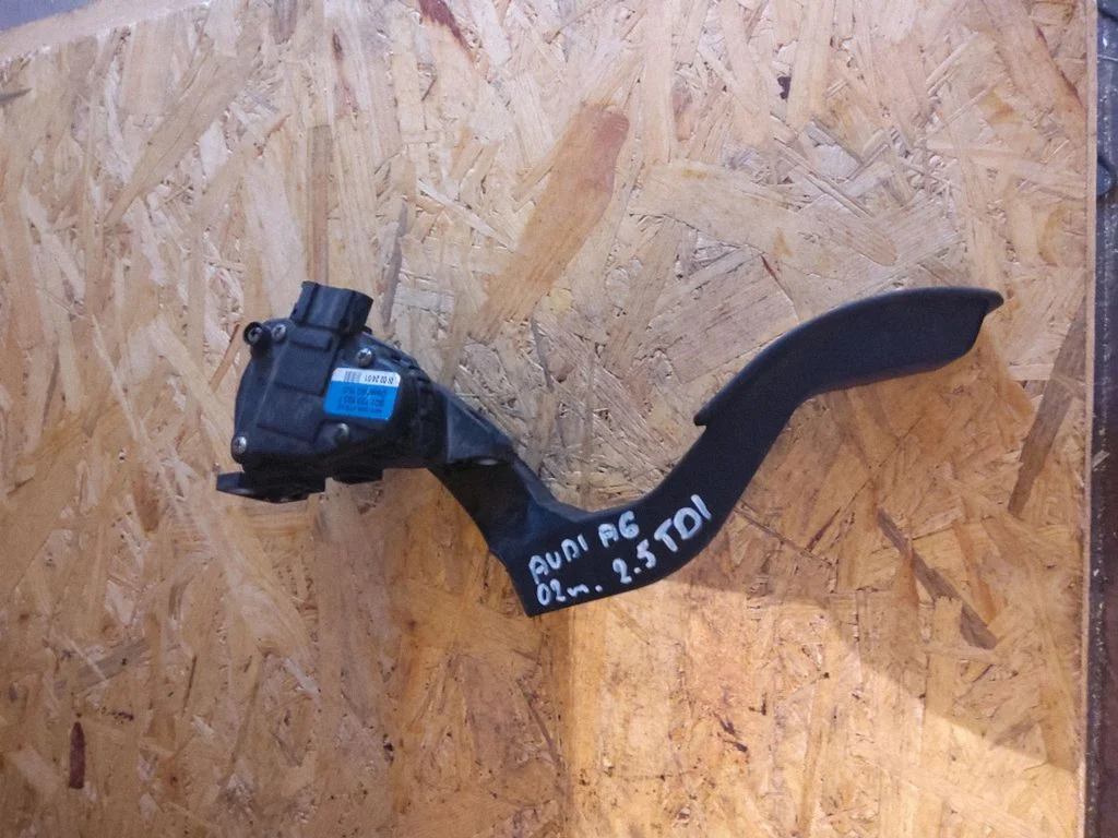 Accelerator throttle pedal 8D1723523F