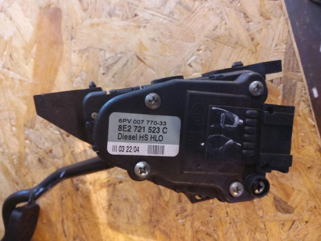 Accelerator throttle pedal 8E2721523C