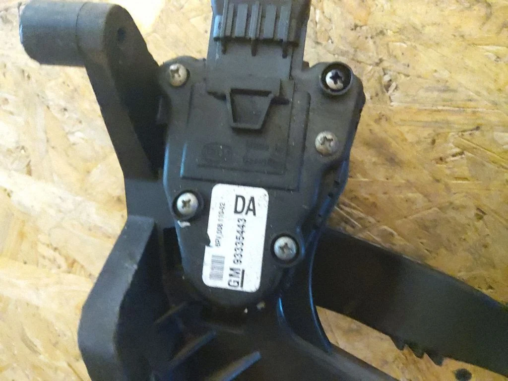 Accelerator throttle pedal – Opel Meriva A (2003-2010)
