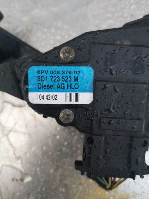 Accelerator throttle pedal 8D1723523M