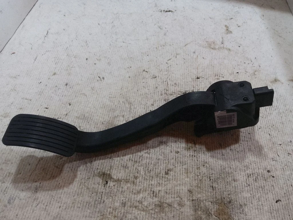 Accelerator throttle pedal