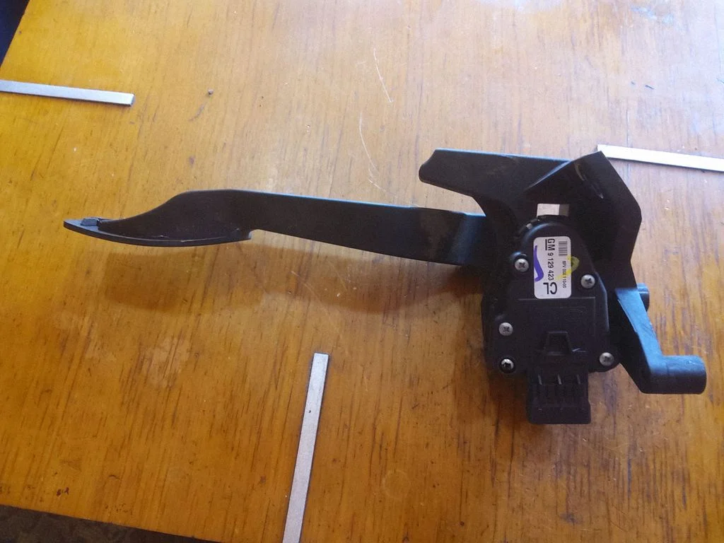 Accelerator throttle pedal – Opel Corsa C (2000-2006)