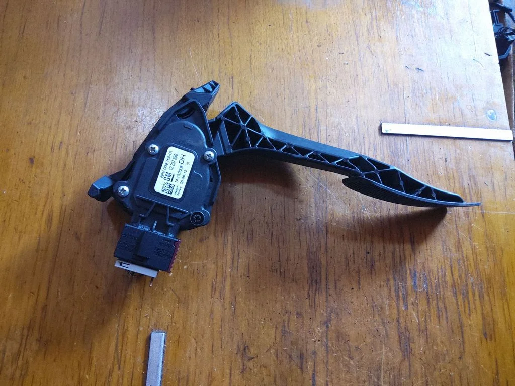 Accelerator throttle pedal – Opel Insignia A (2008-2017)