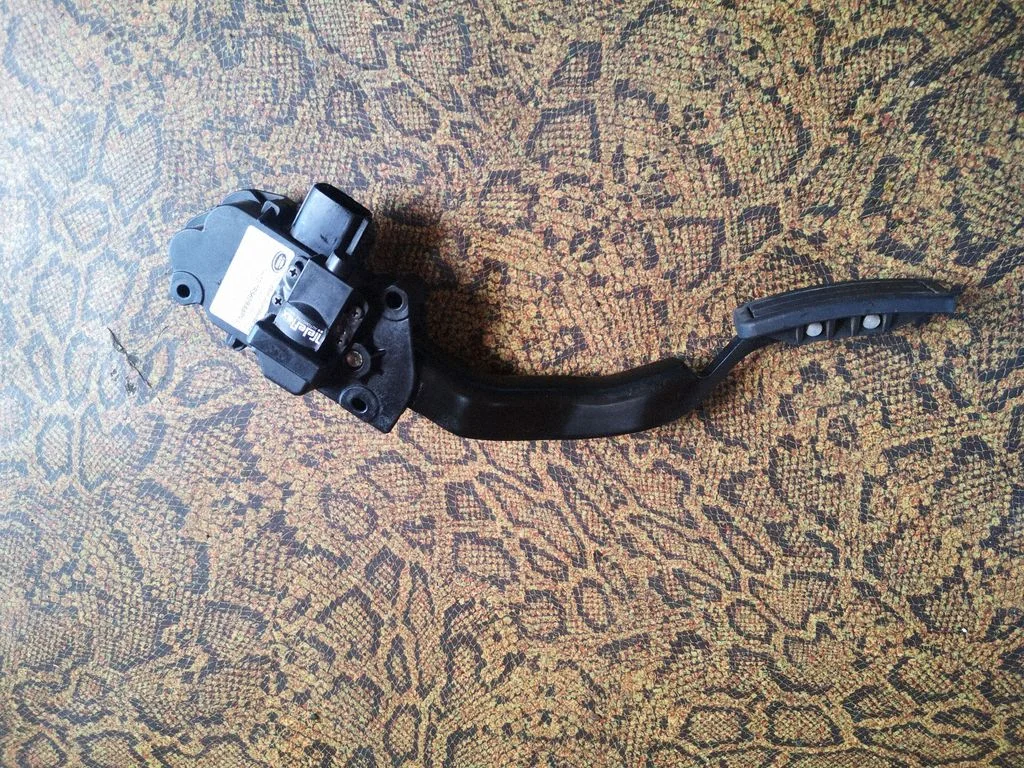 Accelerator throttle pedal 7R562BA8PVJ