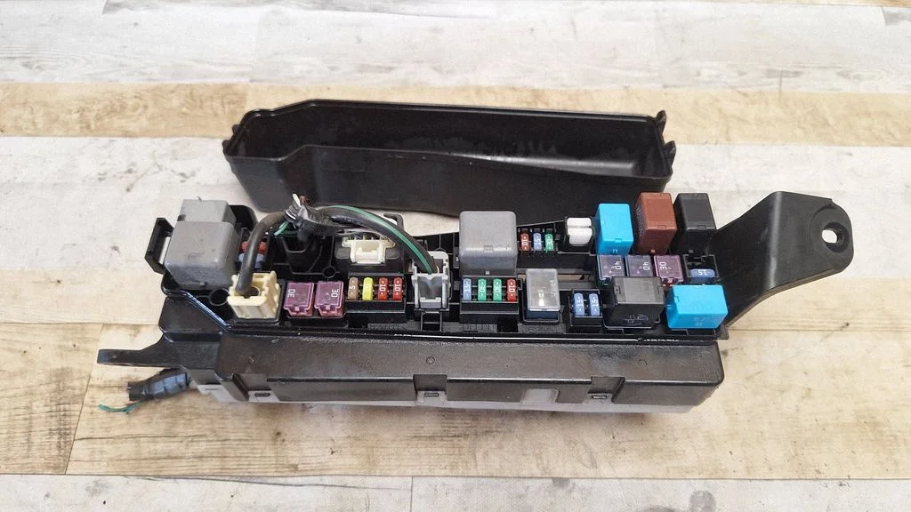 Fuse box set 8266201040