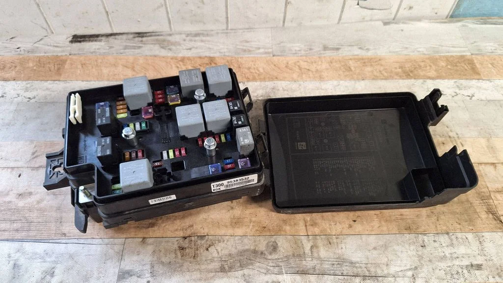 Fuse box set 95383532