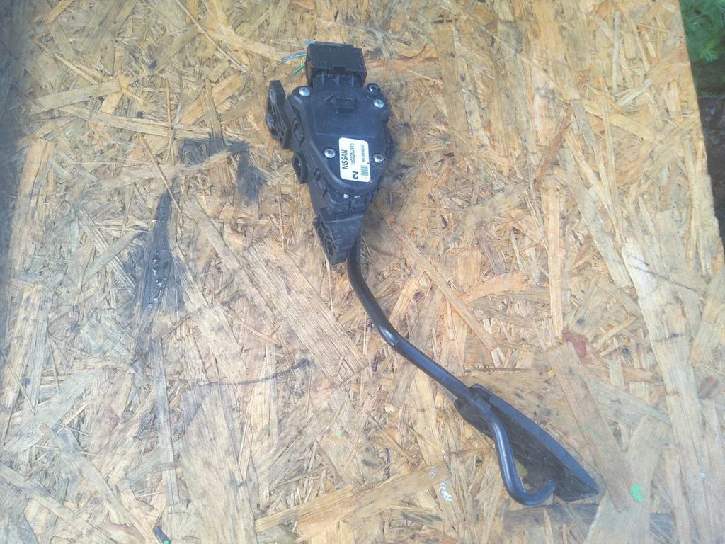 Accelerator throttle pedal 18002AU410