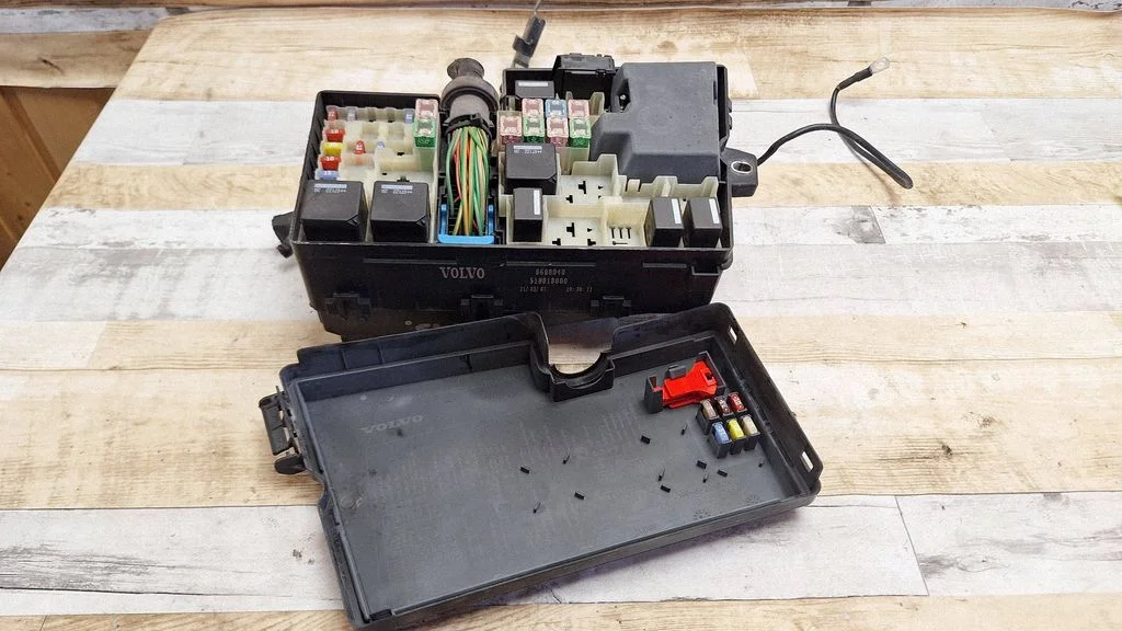 Fuse box set 8688040