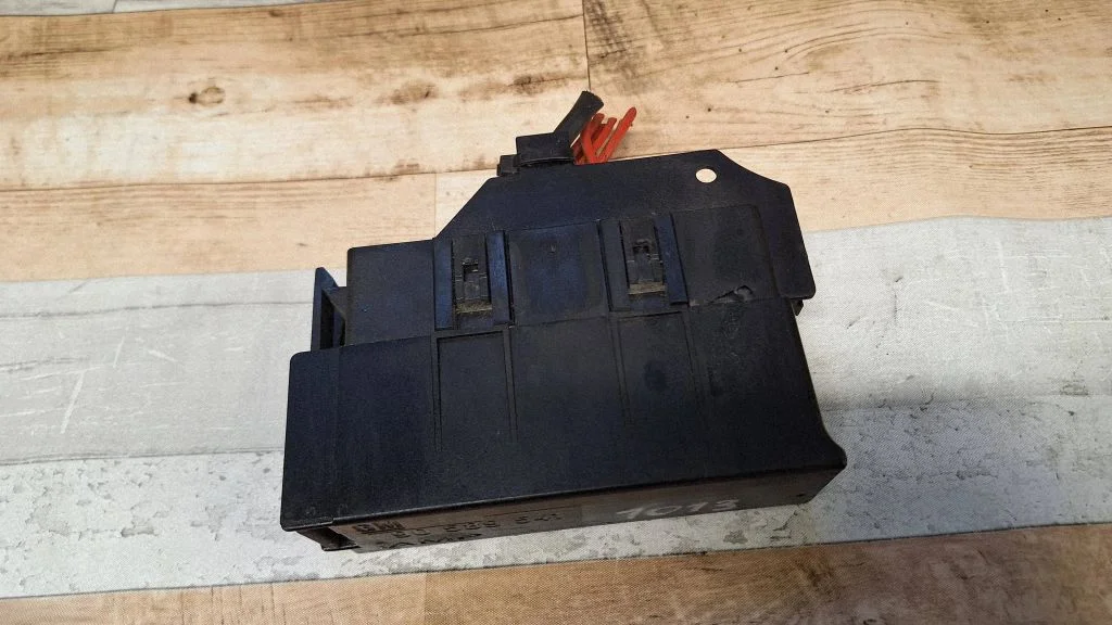 Fuse box set 90589541