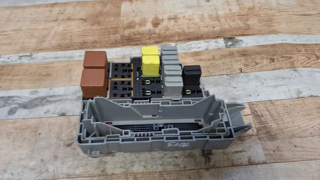Fuse box set 93363140