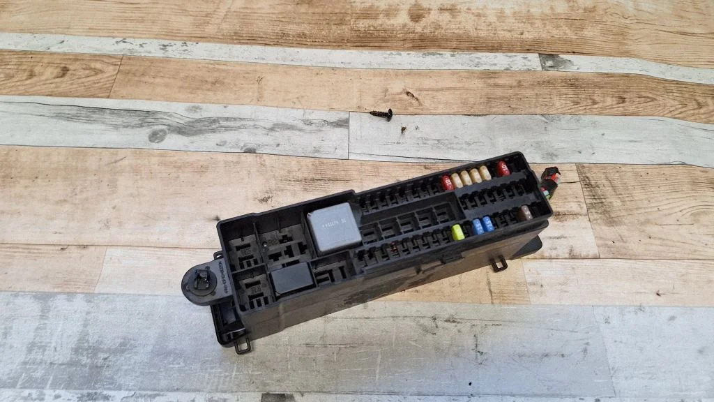 Fuse box set AV6T9A340AAA
