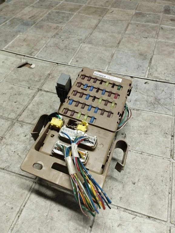 Fuse box set 82201AJ000