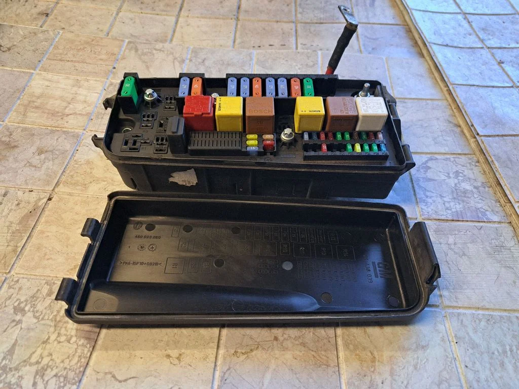 Fuse box set 13205795