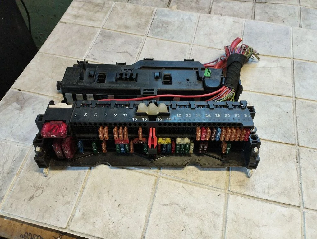 Fuse box set 8364542