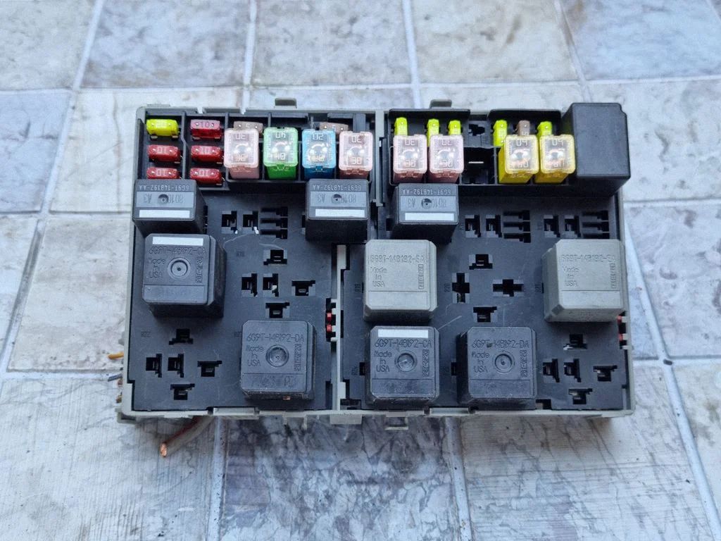 Skrzynka bezpieczników (komplet) 6C1T14A481CB