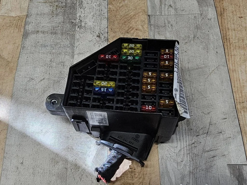 Fuse module – Volkswagen Passat B5.5 (2001-2005)