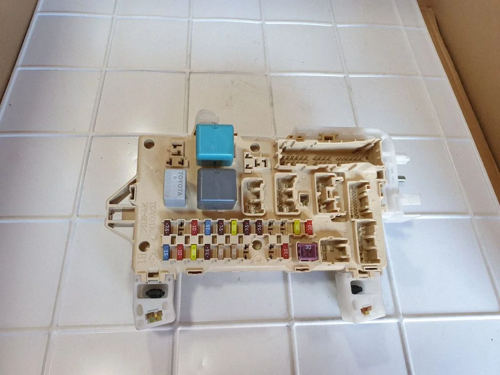 Fuse module – Toyota Corolla Verso AR10 (2004-2009)
