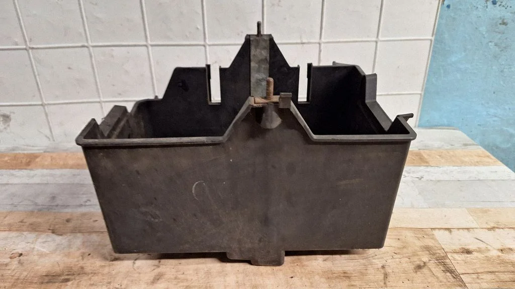 Battery box tray 2S6T10723CC