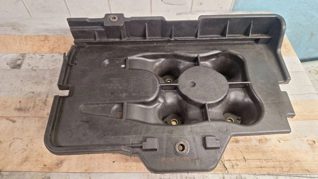 Battery tray – Volkswagen Golf IV (1998-2005)