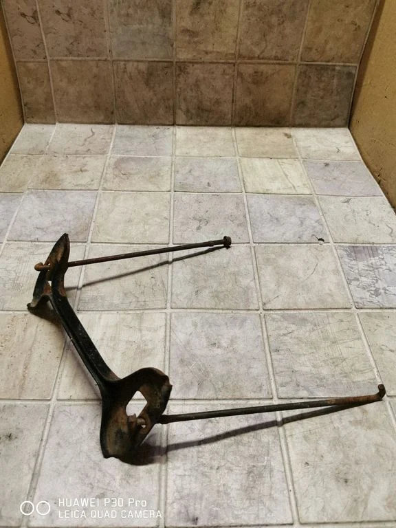 Battery bracket