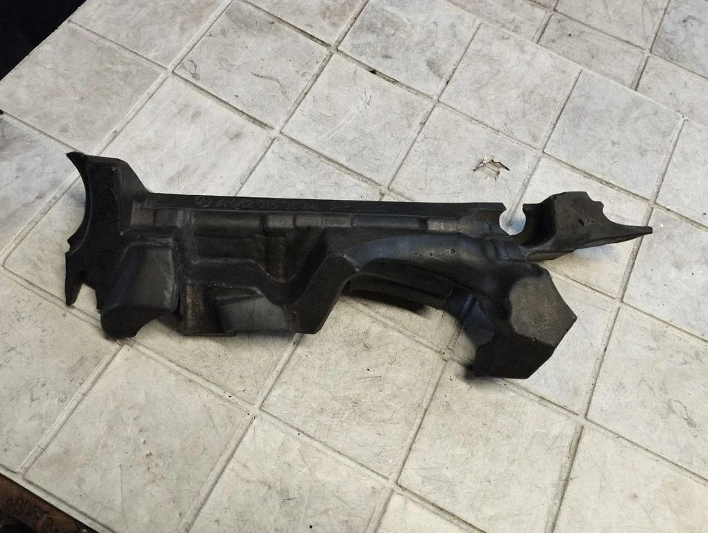 Other engine bay part A6420160824