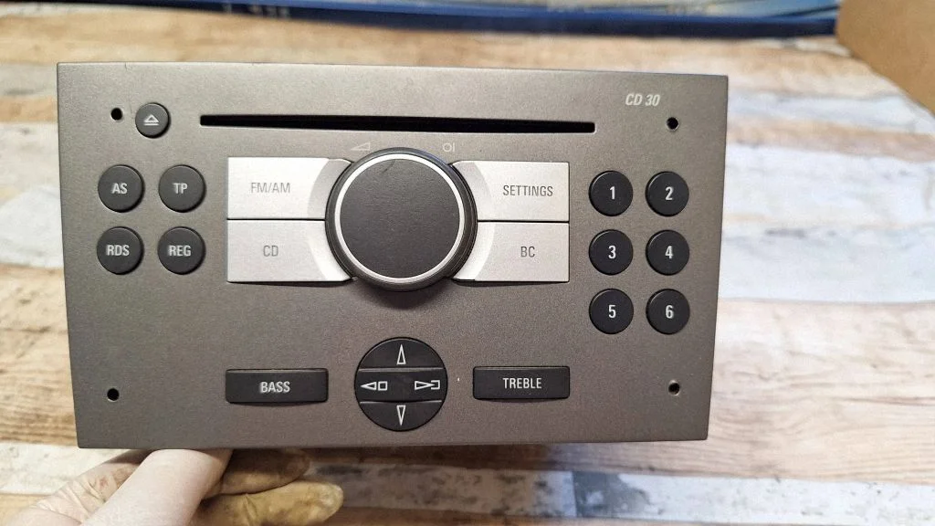 Radio/CD/DVD/GPS head unit – Opel Vectra C (2005-2009)
