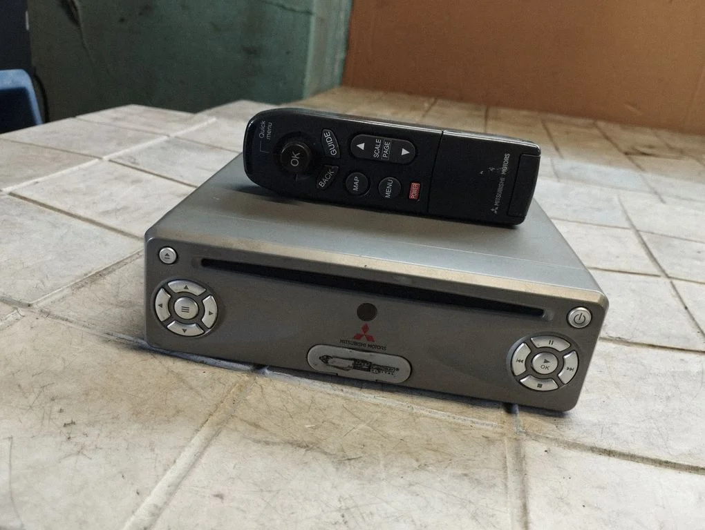 Radio/CD/DVD/GPS head unit MME313401S2